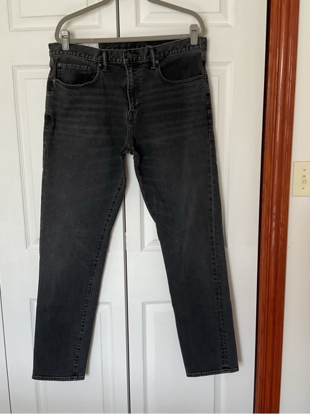 GAP Men's Slim Straight Jeans in Washed Black